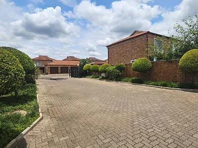 4 Bedroom Townhouse For Sale in Akasia - Nn0V.webp