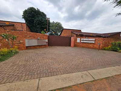 3 Bedroom House For Sale in Akasia - cs1t.webp