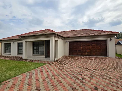 3 Bedroom House For Sale in Clarina, Akasia - pVHv.webp