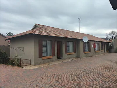 3 Bedroom Townhouse For Sale in Wilkoppies, Klerksdorp - 9clJ.webp