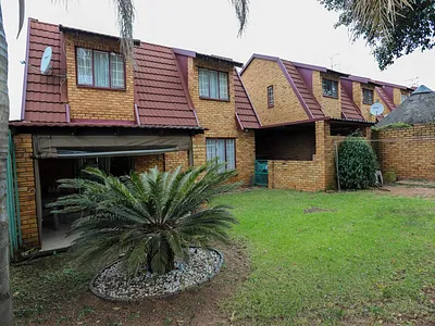 3 Bedroom Townhouse For Sale in Boskruin, Randburg - HtJ0.webp