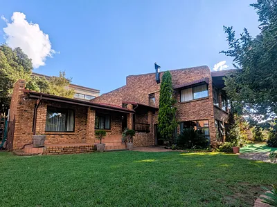 4 Bedroom House For Sale in Johannesburg - 4HLy.webp