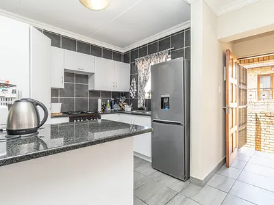 3 Bedroom Townhouse For Sale in Randburg - 9XQ5.webp