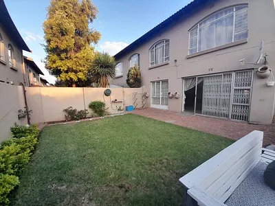 3 Bedroom Townhouse For Sale in Johannesburg - PuWl.webp
