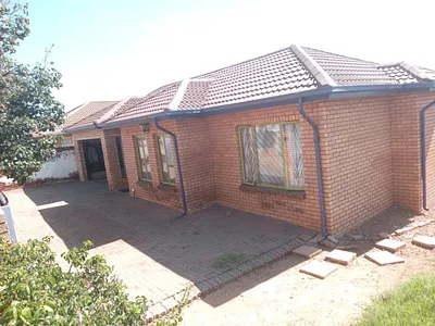 3 Bedroom House For Sale in Pretoria - qB7J.webp