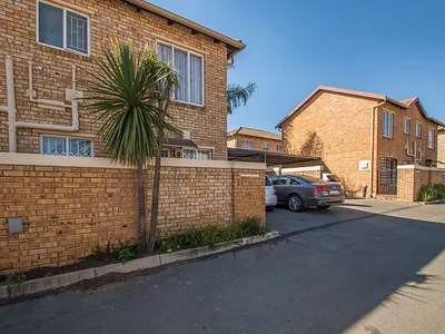 2 Bedroom Townhouse For Sale in Roodepoort - aNog.webp