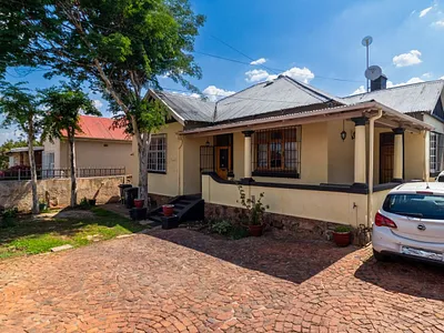 4 Bedroom House For Sale in Johannesburg - 98TQ.webp