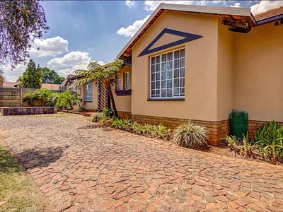 3 Bedroom House For Sale in Germiston - ubQn.webp
