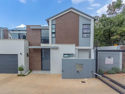 3 Bedroom Townhouse For Sale in Edenvale - Z5G8.webp