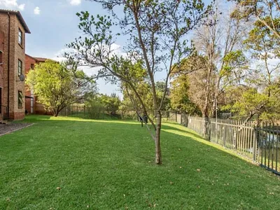 2 Bedroom Townhouse For Sale in Roodepoort - 0wYf.webp