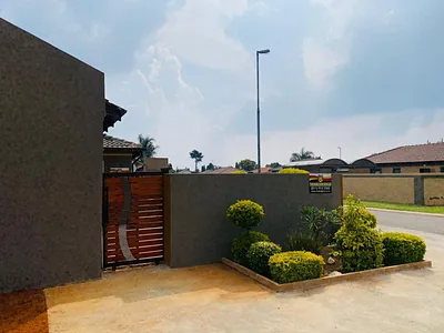 3 Bedroom House For Sale in Klippoortjie, Boksburg - 2ym8.webp