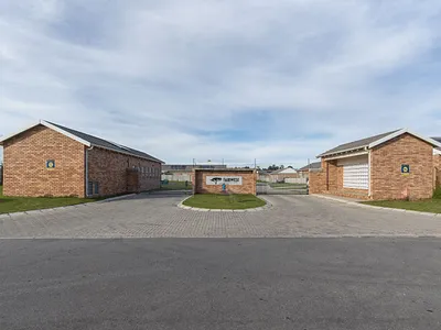 2 Bedroom Townhouse For Sale in Port Elizabeth - Daay.webp