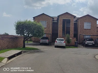 2 Bedroom Apartment For Sale in Roodepoort - Y1cm.webp