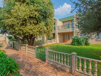 3 Bedroom Townhouse For Sale in Roodepoort - Hm5N.webp