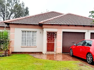 3 Bedroom Townhouse For Sale in Vanderbijlpark - WIUE.webp