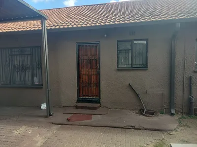 3 Bedroom Townhouse To Rent in Soweto - rs8x.webp