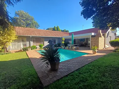 5 Bedroom House For Sale in Klerksdorp - BM0g.webp