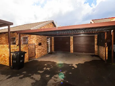 2 Bedroom Townhouse For Sale in Roodepoort - SQZf.webp