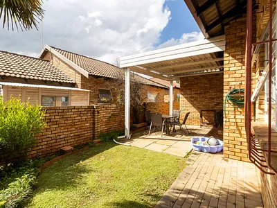 2 Bedroom Townhouse For Sale in Roodepoort - jlnY.webp