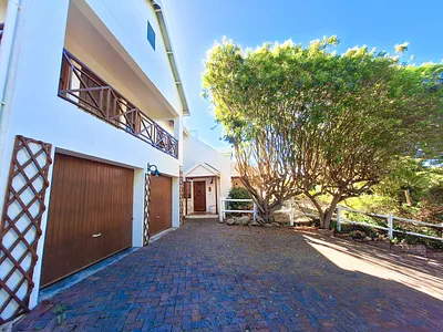 4 Bedroom House For Sale in Knysna - DkwS.webp