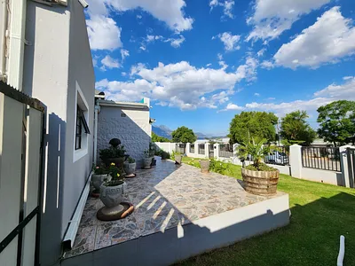 2 Bedroom House For Sale in Ashton - BJpD.webp