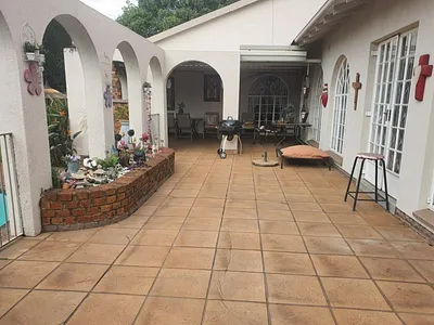 4 Bedroom House For Sale in Kempton Park - OQ1j.webp