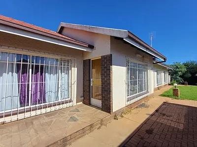 3 Bedroom House For Sale in Klerksdorp - n7s7.webp