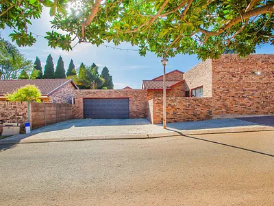 3 Bedroom House For Sale in Roodepoort - y3s8.webp