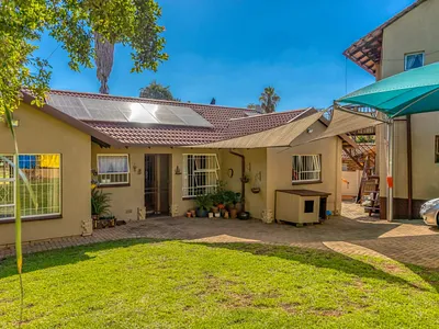 5 Bedroom House For Sale in Roodepoort - dlvE.webp