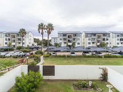 2 Bedroom Apartment For Sale in Somerset West - 6yFg.webp