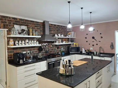 4 Bedroom House For Sale in Cape Town - LRjv.webp