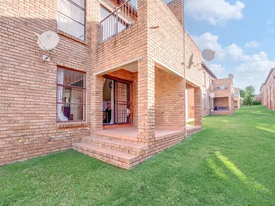2 Bedroom Apartment For Sale in Roodepoort - 2v1e.webp