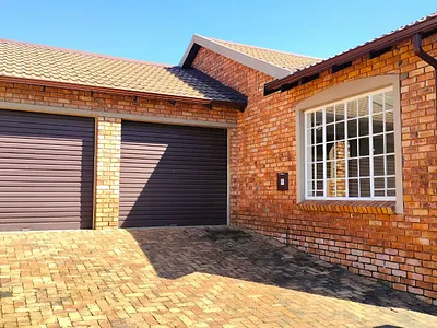 3 Bedroom Townhouse For Sale in Roodepoort - 2tR1.webp