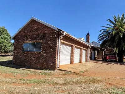 5 Bedroom House For Sale in Ventersdorp - 4nzO.webp