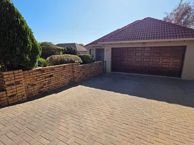 4 Bedroom House For Sale in Edenvale - mc6T.webp