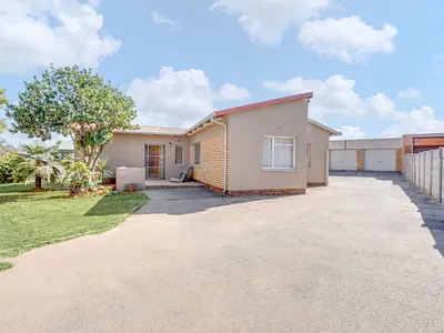 4 Bedroom House For Sale in Roodepoort - 83ES.webp