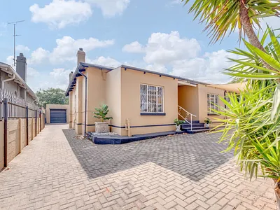 3 Bedroom House For Sale in Krugersdorp - j375.webp