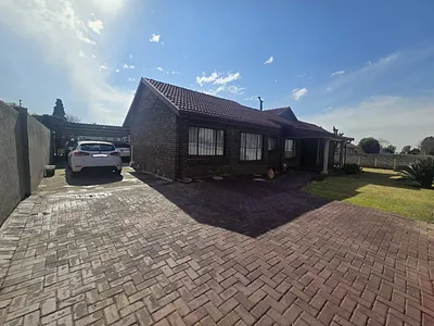 3 Bedroom House For Sale in Springs - iz1B.webp