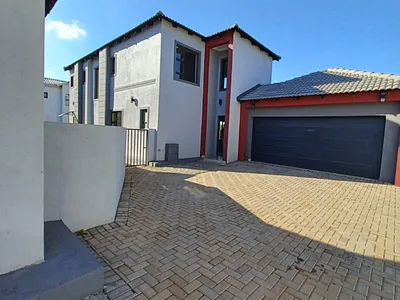 4 Bedroom Townhouse For Sale in Pretoria - LjV0.webp