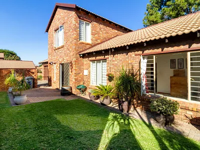 3 Bedroom Townhouse For Sale in Randburg - 6GjH.webp