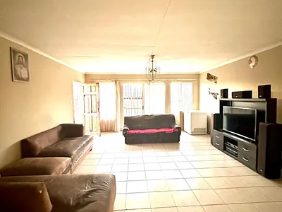 3 Bedroom House For Sale in Roodepoort - FX10.webp