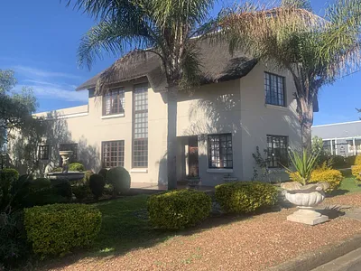 4 Bedroom House For Sale in Albertinia - LqX0.webp