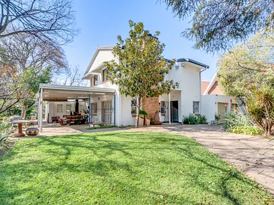 4 Bedroom House For Sale in Johannesburg - LIxm.webp