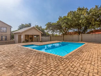 2 Bedroom Townhouse For Sale in Randburg - UQ6c.webp