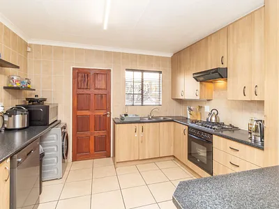2 Bedroom Townhouse For Sale in Roodepoort - xzbu.webp