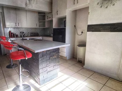 3 Bedroom House For Sale in Roodepoort - 46lv.webp