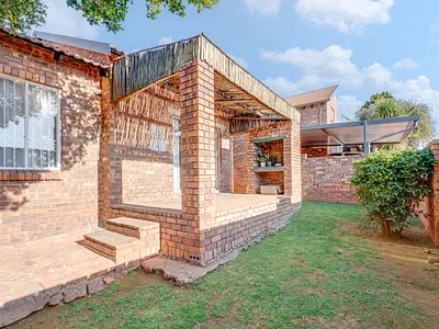 2 Bedroom Townhouse For Sale in Roodepoort - YZZM.webp