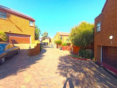 3 Bedroom Townhouse For Sale in Johannesburg - 1X0d.webp