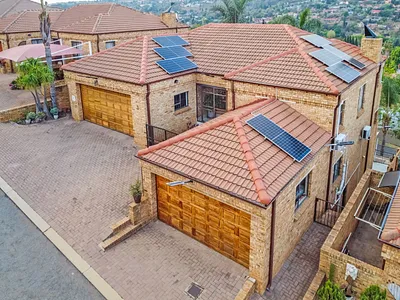 4 Bedroom House For Sale in Roodepoort - Tf0k.webp