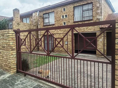 3 Bedroom Townhouse For Sale in Roodepoort - dviJ.webp
